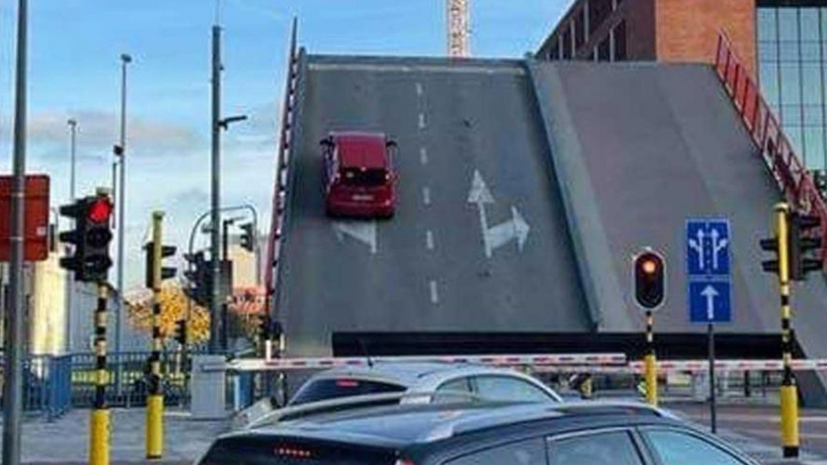 In het Belgische Leuven gleed een auto met gezin van opengaande brug