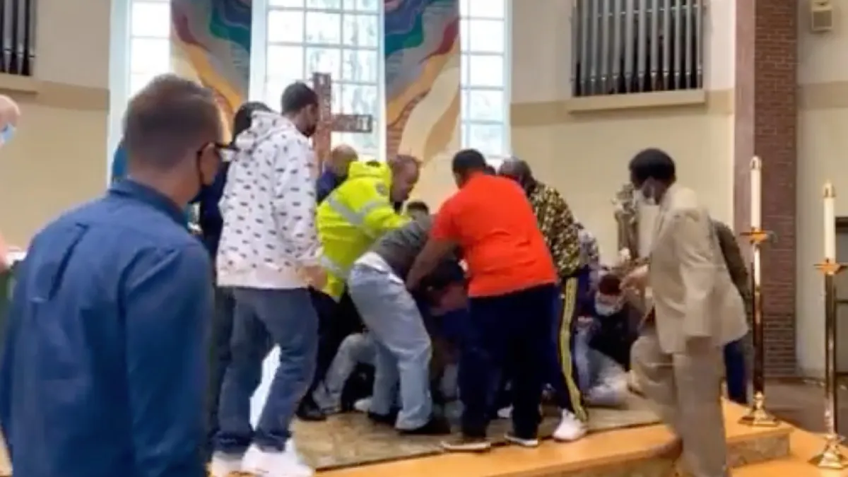 Zonder masker de kerk in veroorzaak relletje in Lakewood