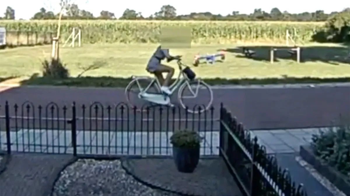 Ben je aan het appen, parkeert iemand voor je fiets...