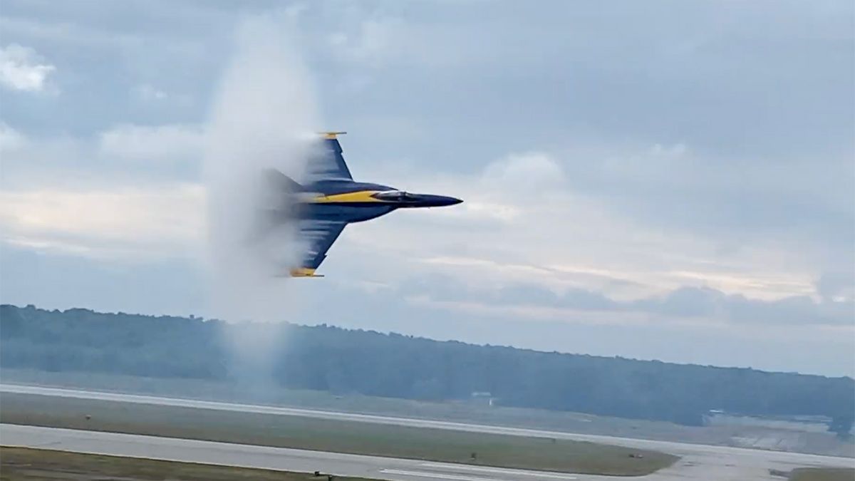 Blue Angel scheert heel laag voorbij tijdens Maine Airshow