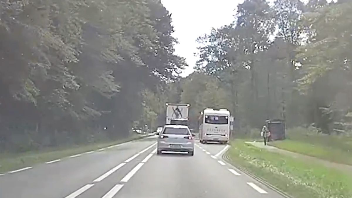 Busje in Deventer had beter wat afstand van vrachtwagen kunnen houden... BAM!