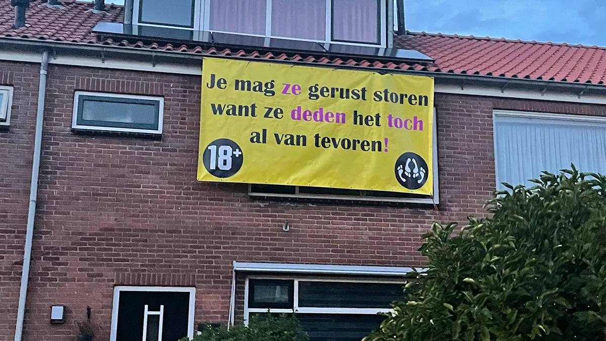 Collega's hangen spandoek op bij huis pasgetrouwd stel in Driebruggen