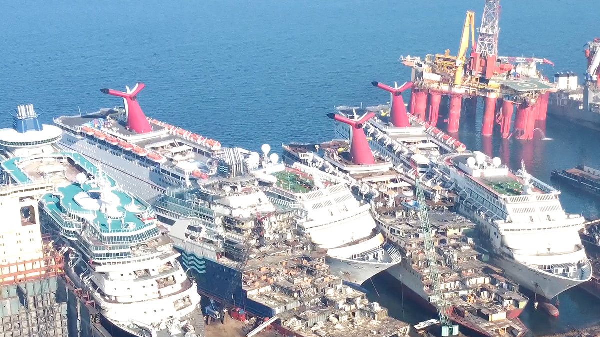 Een kijkje op het verlaten Cruiseschip Carnival Inspiration voordat het werd gesloopt