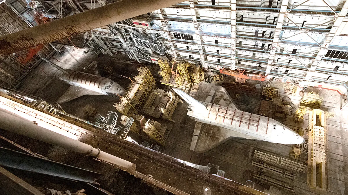 Het avontuur van Chris Luckhardt naar de heilige Urbex Graal: De verlaten Buran Space Shuttles