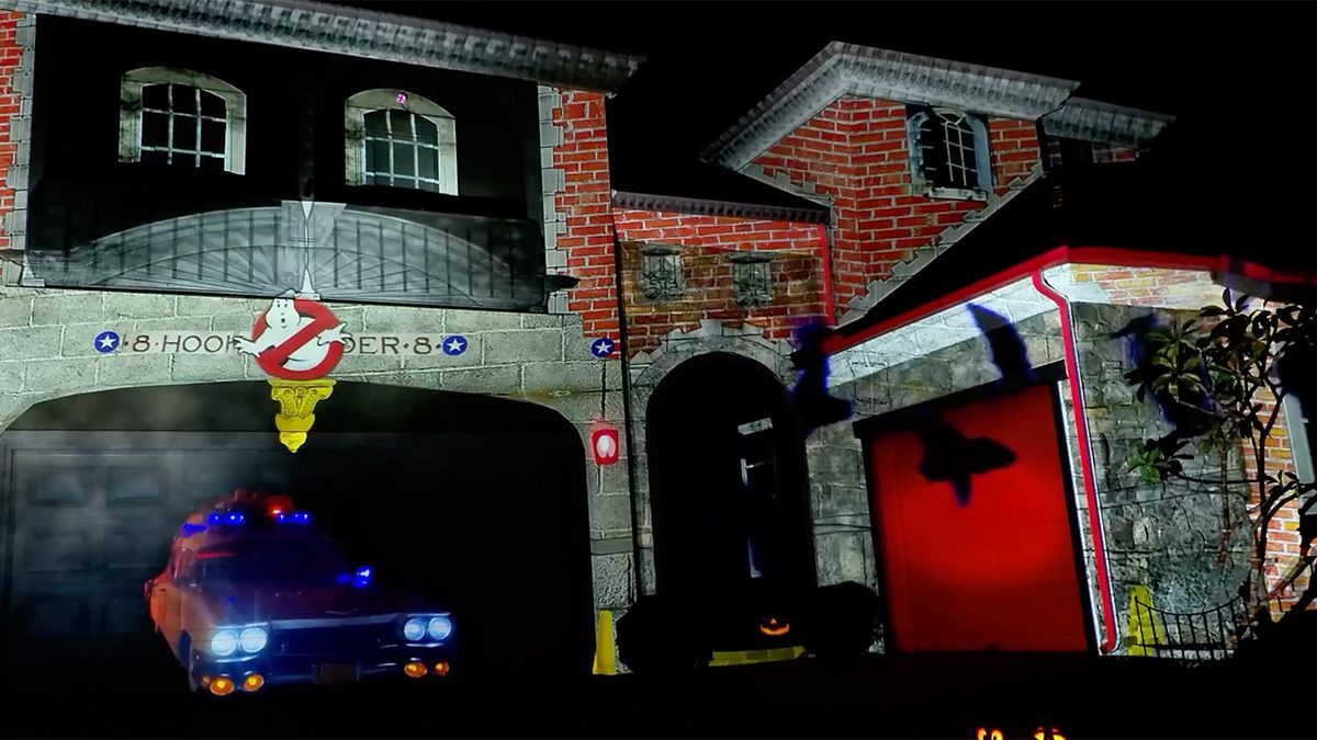 Huis gooit hoge ogen tijdens Halloween 2021 met Ghostbusters projectie