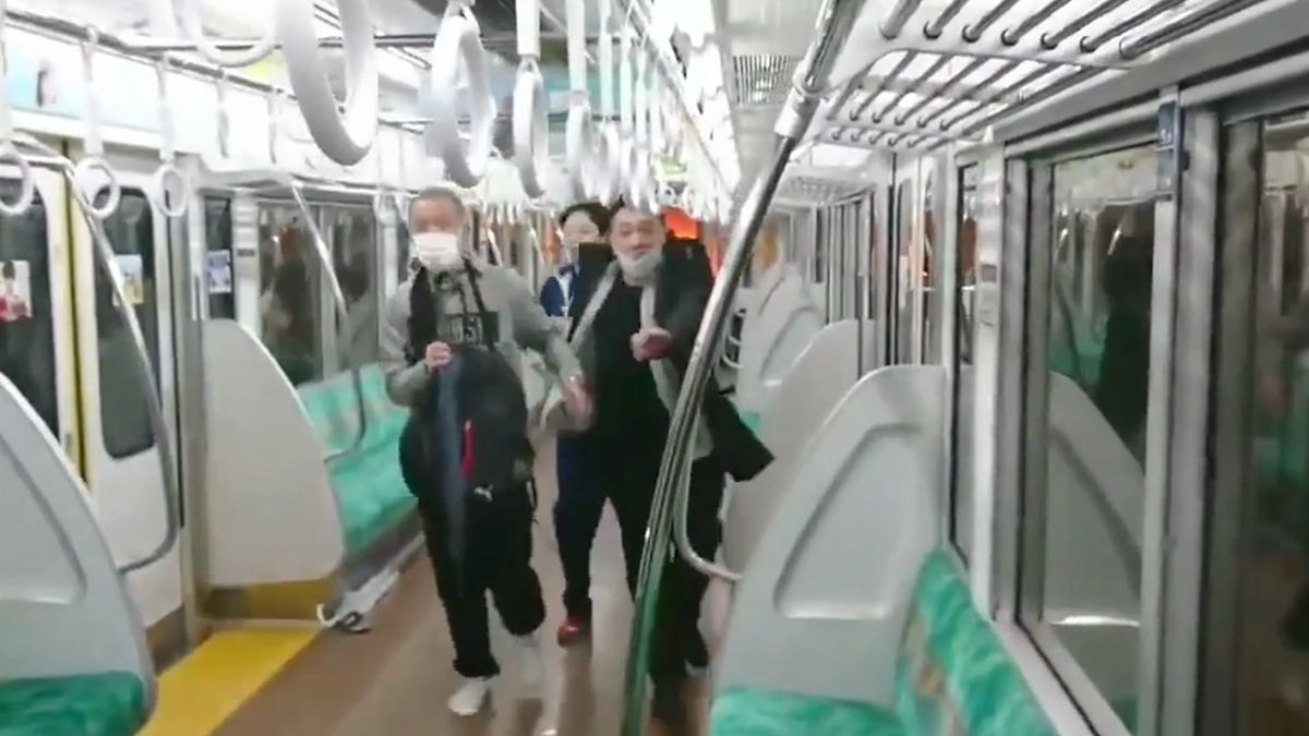Ondertussen in Tokio: Man verkleed als The Joker steekt 17 mensen neer in trein en sticht brand