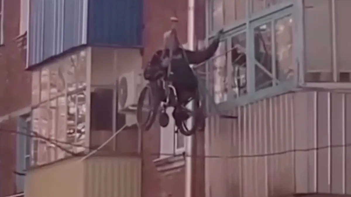 70-jarige Rus in rolstoel heeft zelf wat aanpassingen gedaan om driehoog te komen