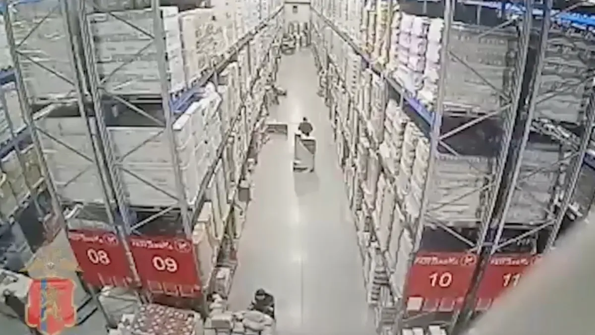 Medewerker letterlijk bedolven onder gigantische hoeveelheid drank na instorten magazijnstellingen