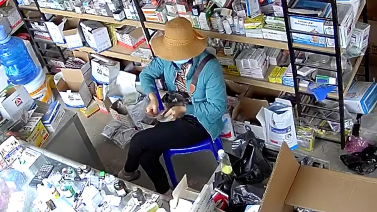 Geld tellen en dan toch een storende factor zo een auto die je winkel in rijdt