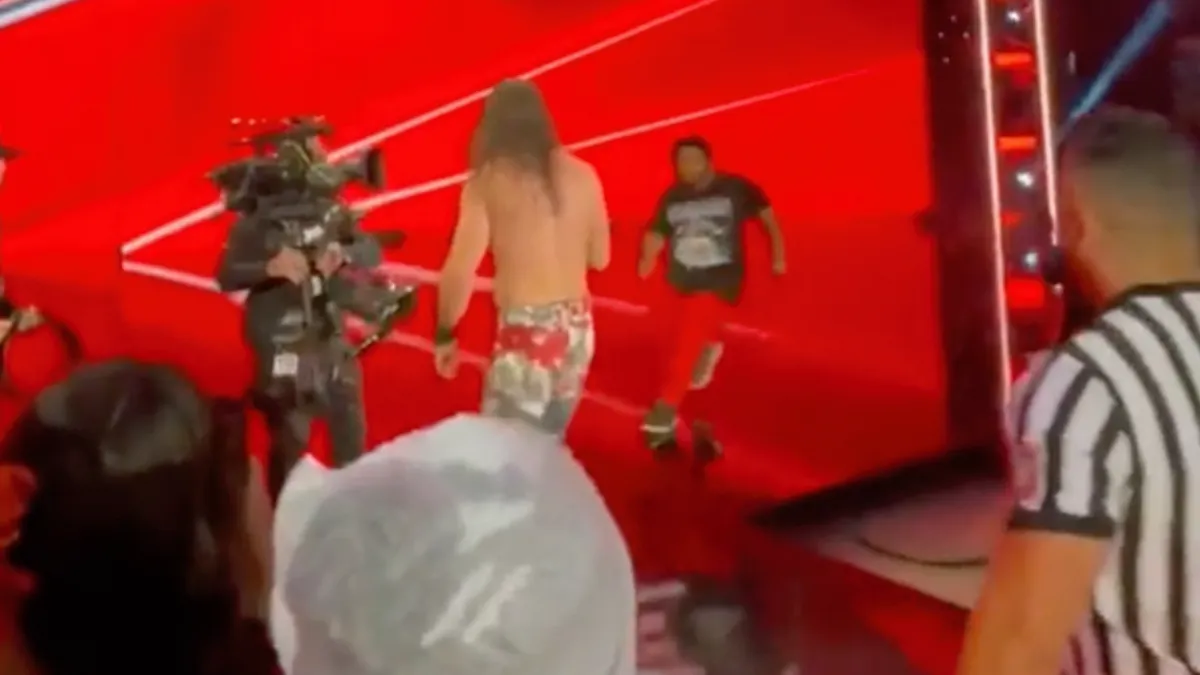 WWE worstelaar Seth Rollins aangevallen door fan in Barclays Center