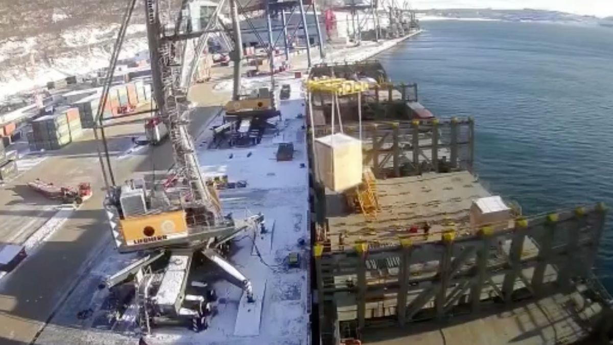 Lossen van zeer kostbaar onderdeel in haven van Magadan liep niet helemaal lekker