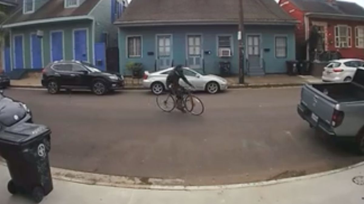 Fietser in New Orleans ramt pick-up en is gelijk wakker