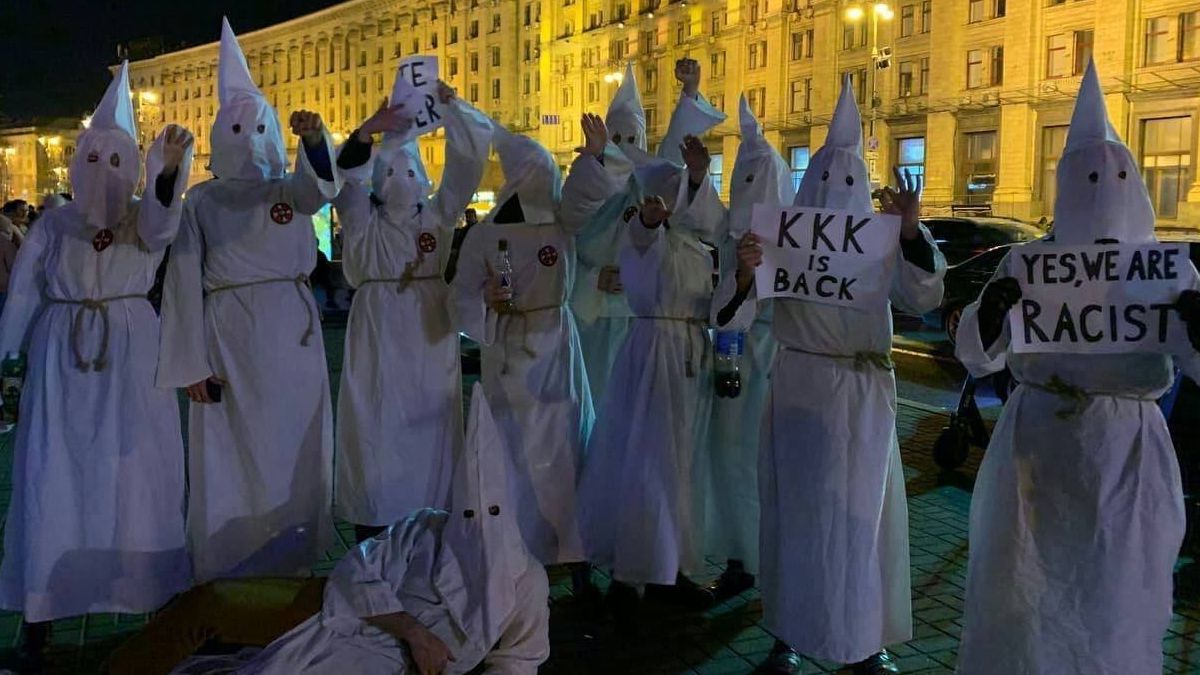 Ku Klux Klan pakken tijdens Halloween in Rusland