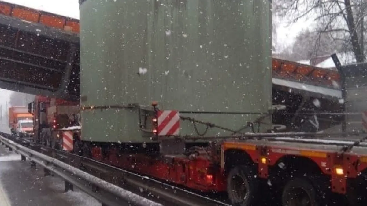 Loopbrug tijdelijk buitengebruik met dank aan vrachtwagen en oversized lading