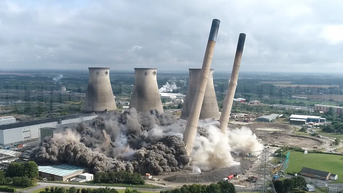 Brute drone beelden van controlled demolition in Amerikaanse staat Maryland