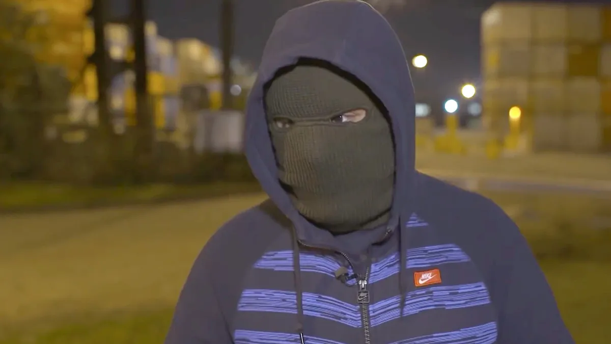 Danny Ghosen in gesprek met een "uithaler" in de haven van Rotterdam