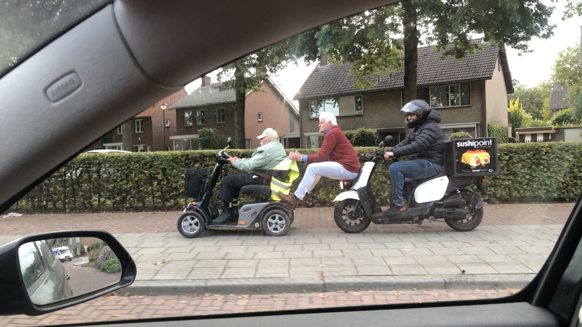 Helden in Hilvarenbeek brengen bejaarde man op scootmobiel naar huis