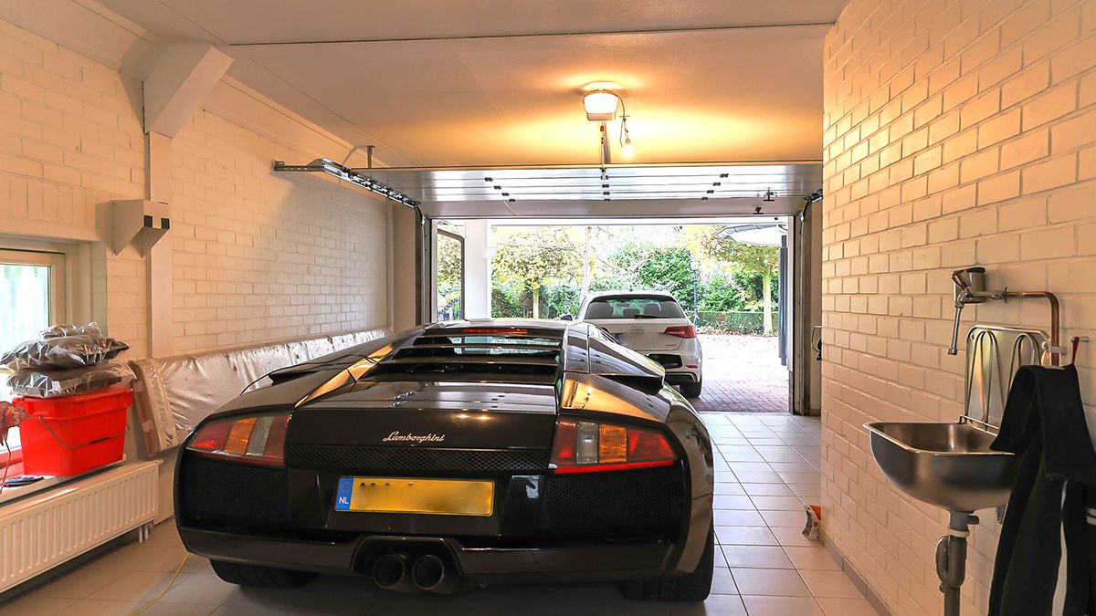 Huis in Groningse Wildervank is mooi, maar de Lamborghini Murcielago in de garage is mooier