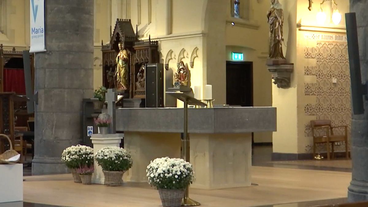 Kerk in Belgische Bree herstelt altaar in ere met wijwater na opgenomen seksvideo