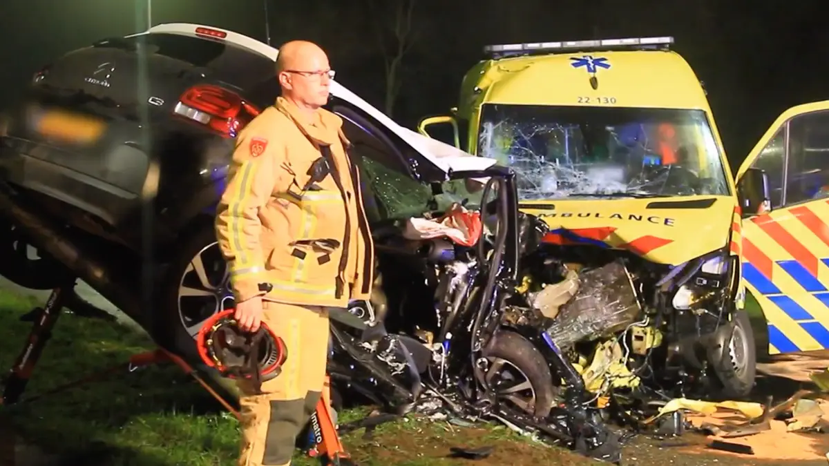 3 minderjarigen overleden bij botsing tussen ambulance en auto, lachgas aangetroffen