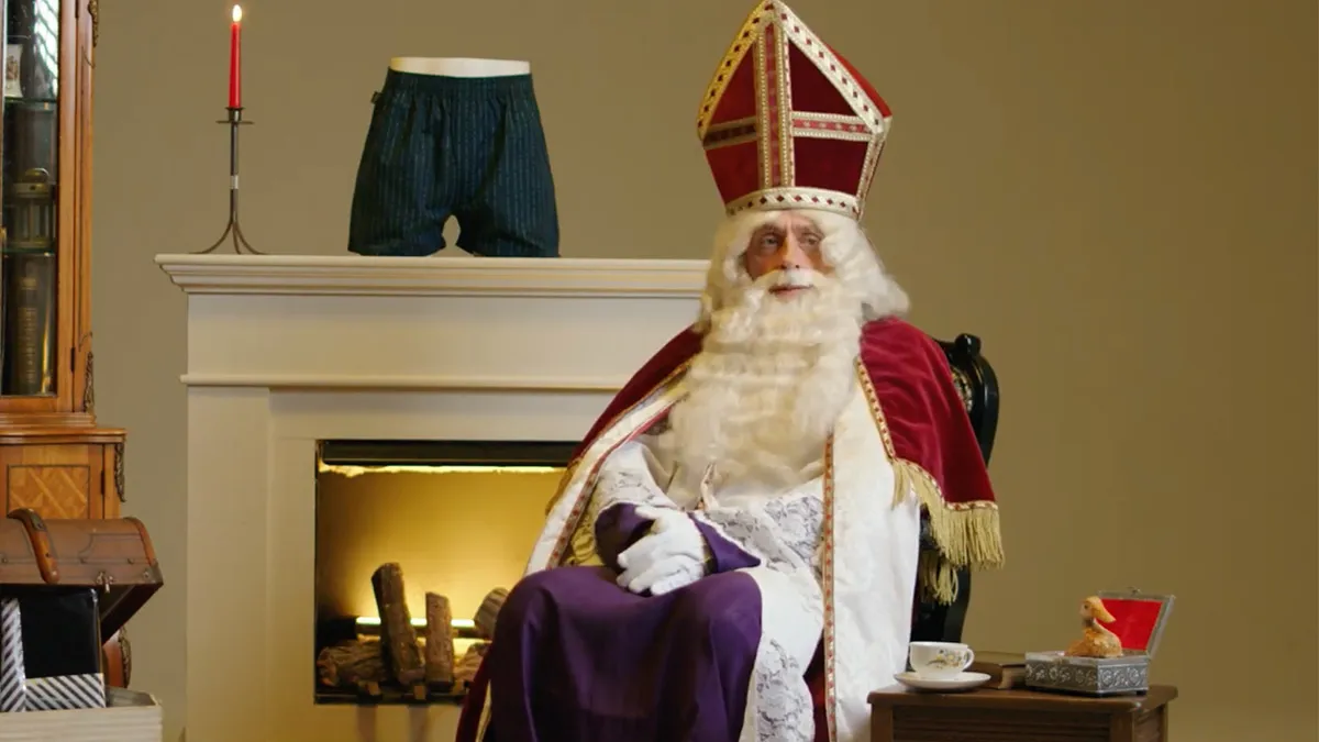 Marcel van Roosmalen als Sinterklaas brengt onderbroek om te lezen