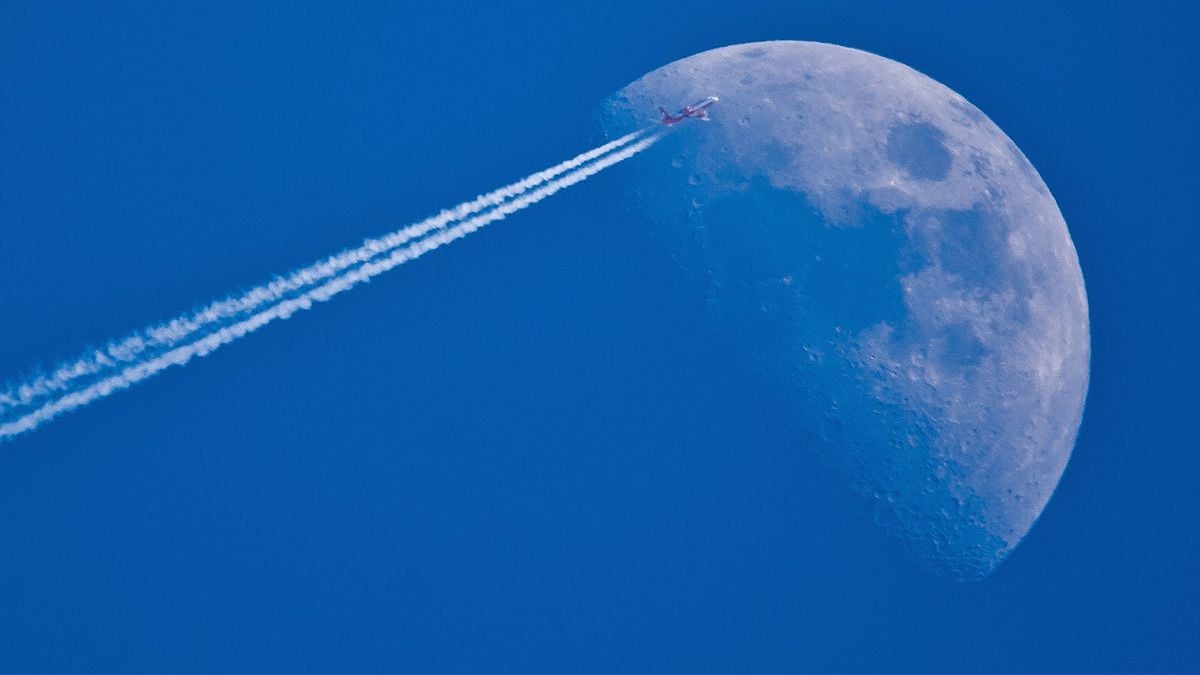 Nederlandse fotograaf maakt superbrute foto van vliegtuig en de maan