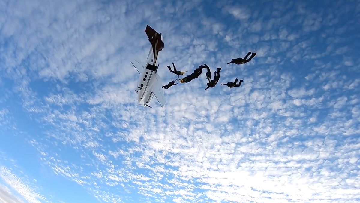 Parachutisten botsen bijna tegen vliegtuig waar ze uit zijn gesprongen