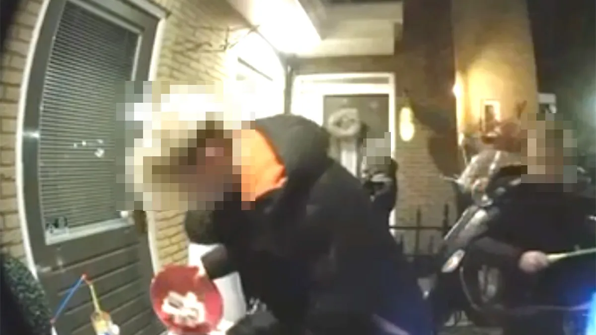 Stoere jongen rooft hele bak snoep leeg tijdens Sint-Maarten