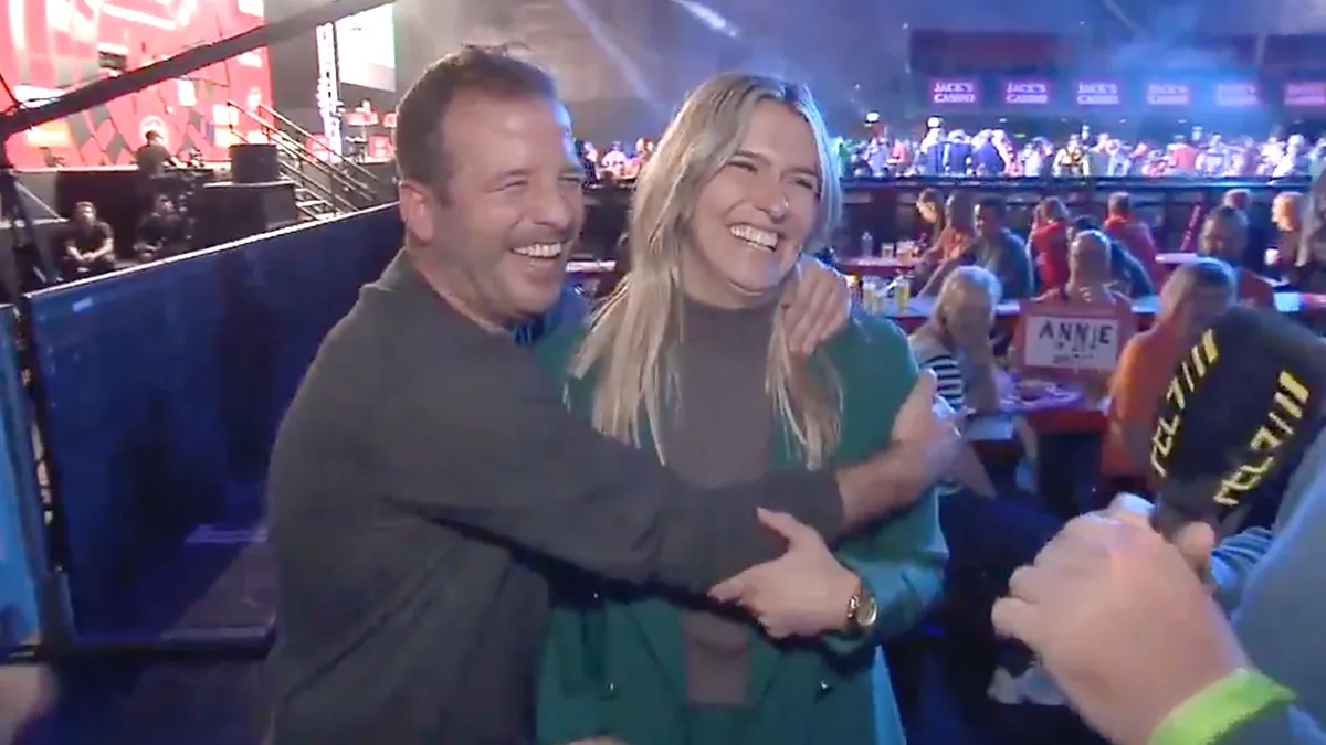 "Straalbezopen" Rafael van der Vaart geniet met Estavana Polman van darten