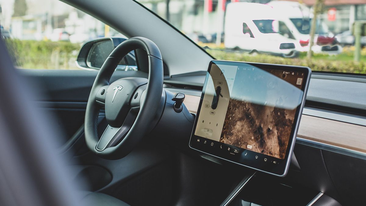 Tesla begon uit zichzelf te rijden en richt flinke ravage aan in parkeergarage Den Haag