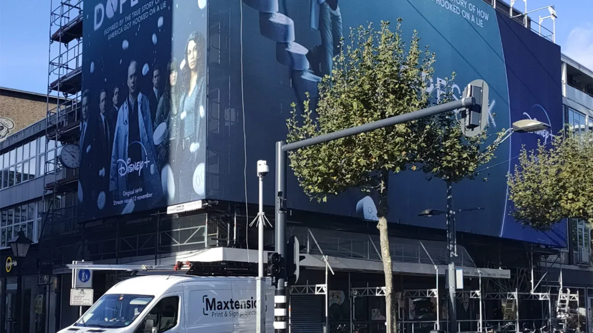 Verhuurder in Rotterdam hangt megareclame doek op: Vrouw ziet al maanden geen zonlicht
