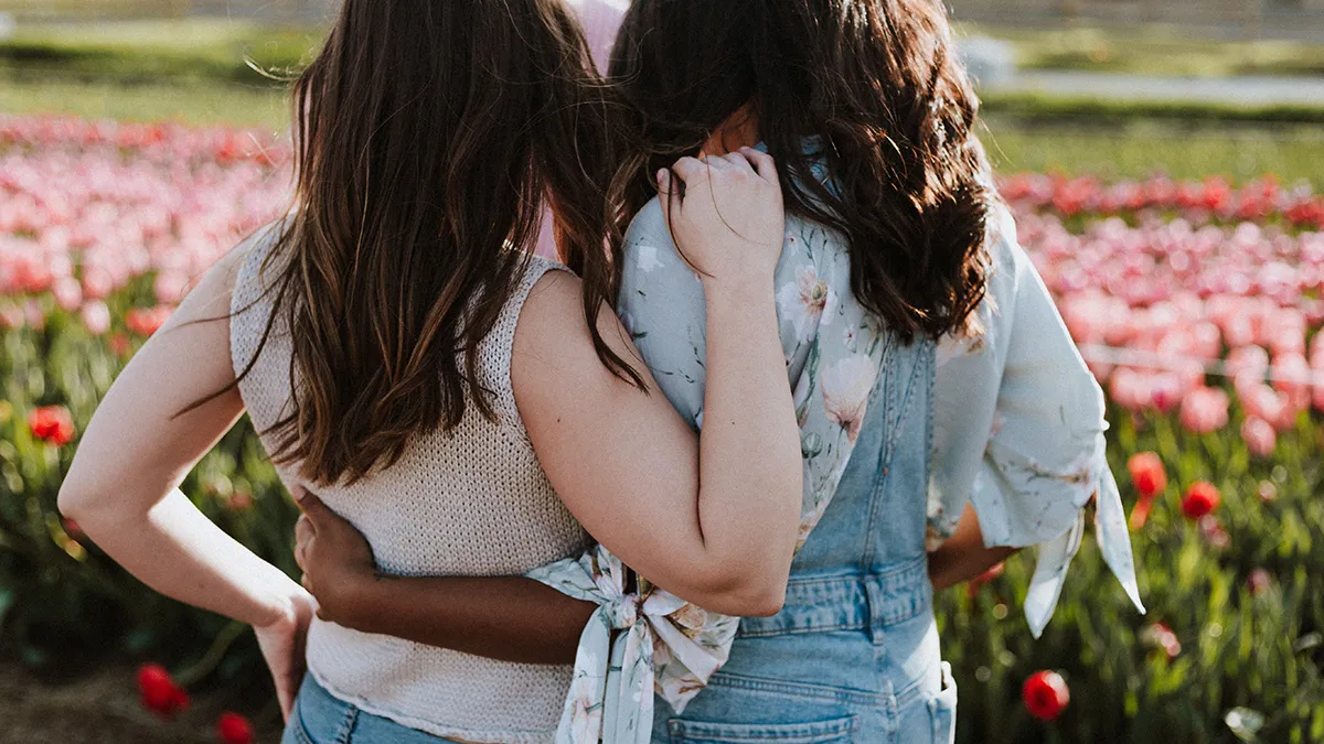 Vrouw betrapt haar vreemdgaande man, hij deelt corrigerende tikken uit aan vrouw en vriendin
