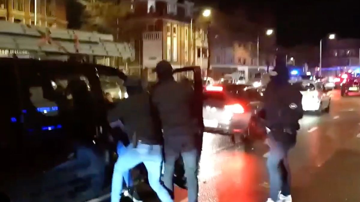 Vrouw scheldt politie verrot in Den Haag en wordt netjes uit haar busje getrokken