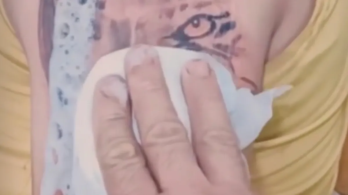 Iets zegt ons dat iemand niet zo blij zal zijn met nieuwe tatoeage