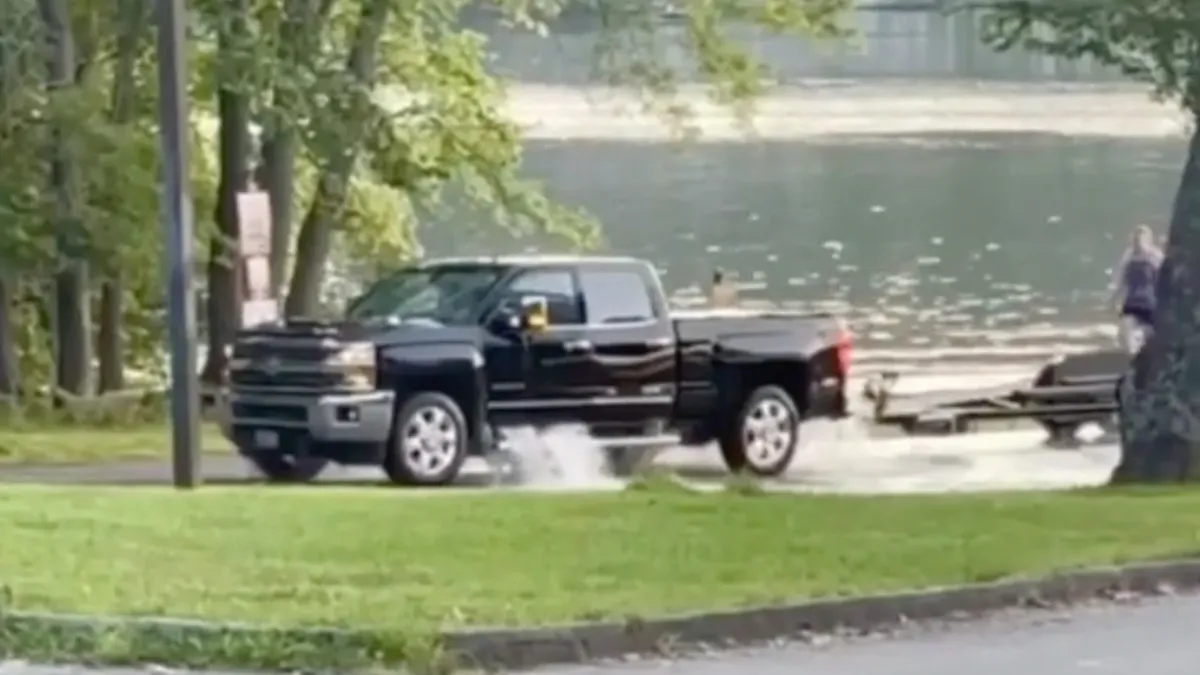 Als je tijdens het boot te water laten ook je pick-up zwemles geeft