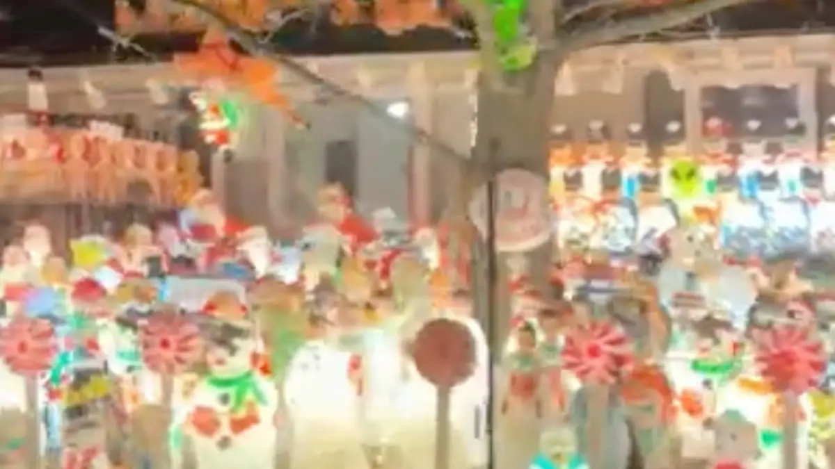 In het Amerikaanse plaatsje Normal heeft iemand lekker uitgepakt qua kerstdecoratie