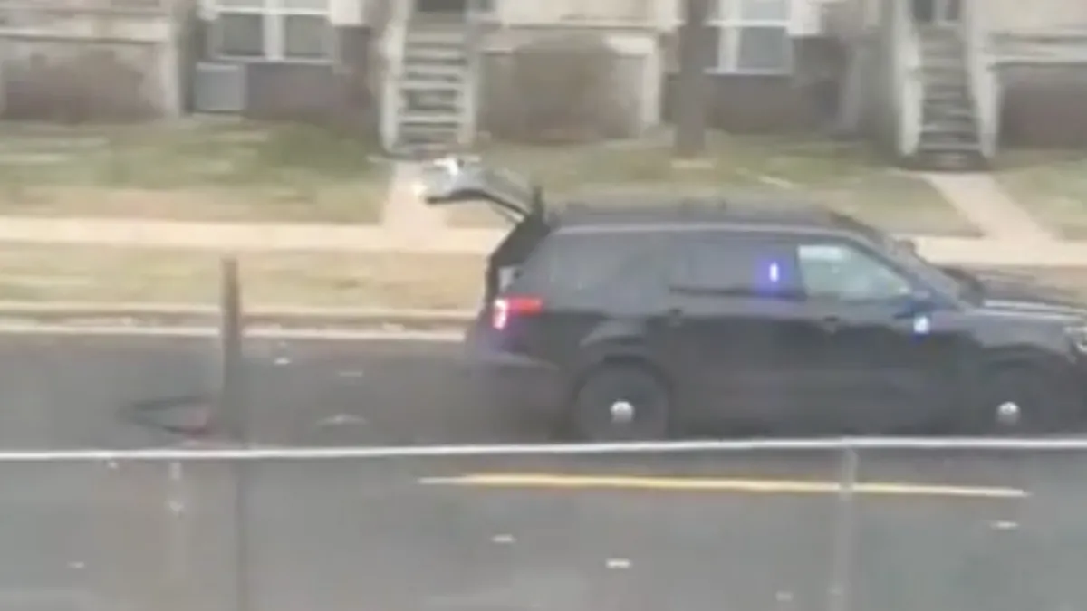 Agent verliest spijkermat en rijdt er vervolgens zelf overheen