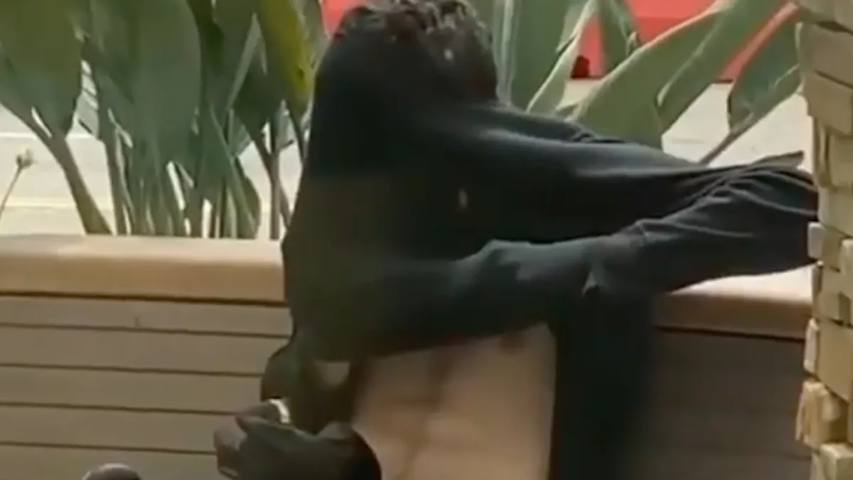 Gast heeft een beetje moeite met onopvallend drugs gebruiken