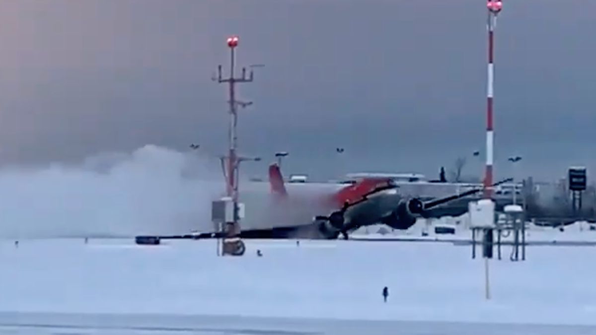 DC-3 maakt noodlanding in de Alaska sneeuw na motorpech