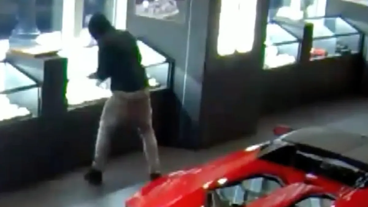 Smash-and-grab buit van meer dan twee miljoen dollar bij Rolls-Royce dealer