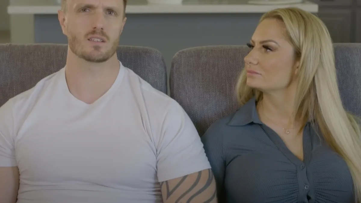 John is de baas in huis en Monica zou het niet anders willen