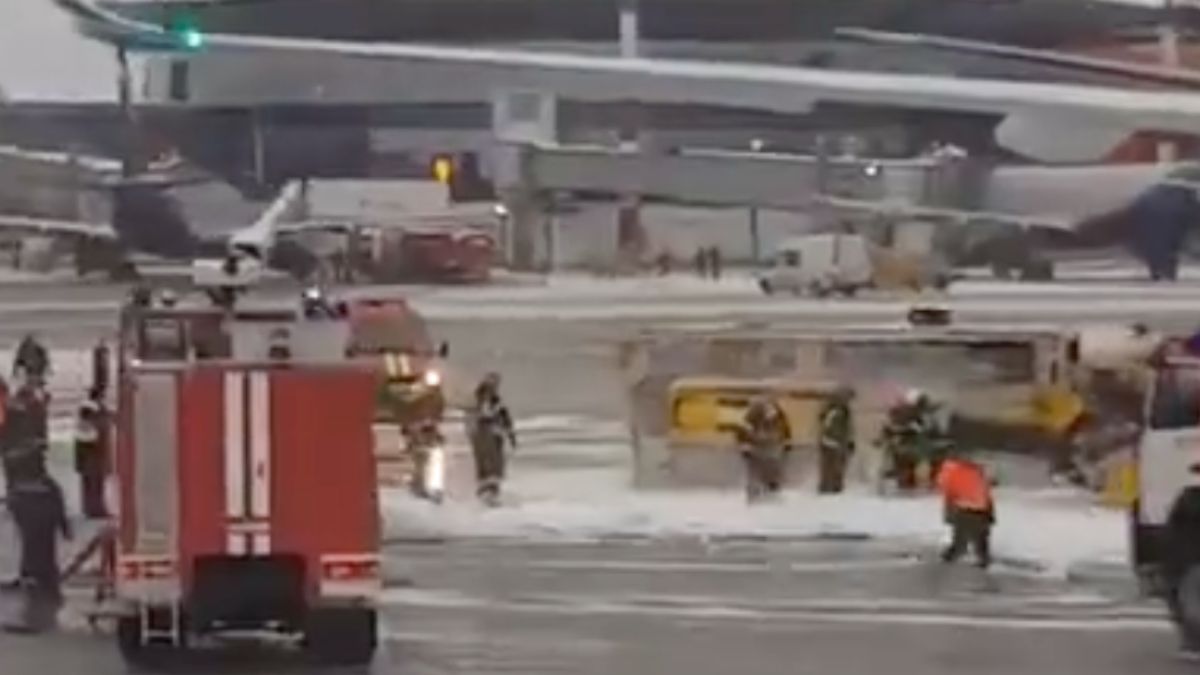 Airbus van Aeroflot en de-icing voertuig in botsing op Sheremetyevo Airport in Moskou