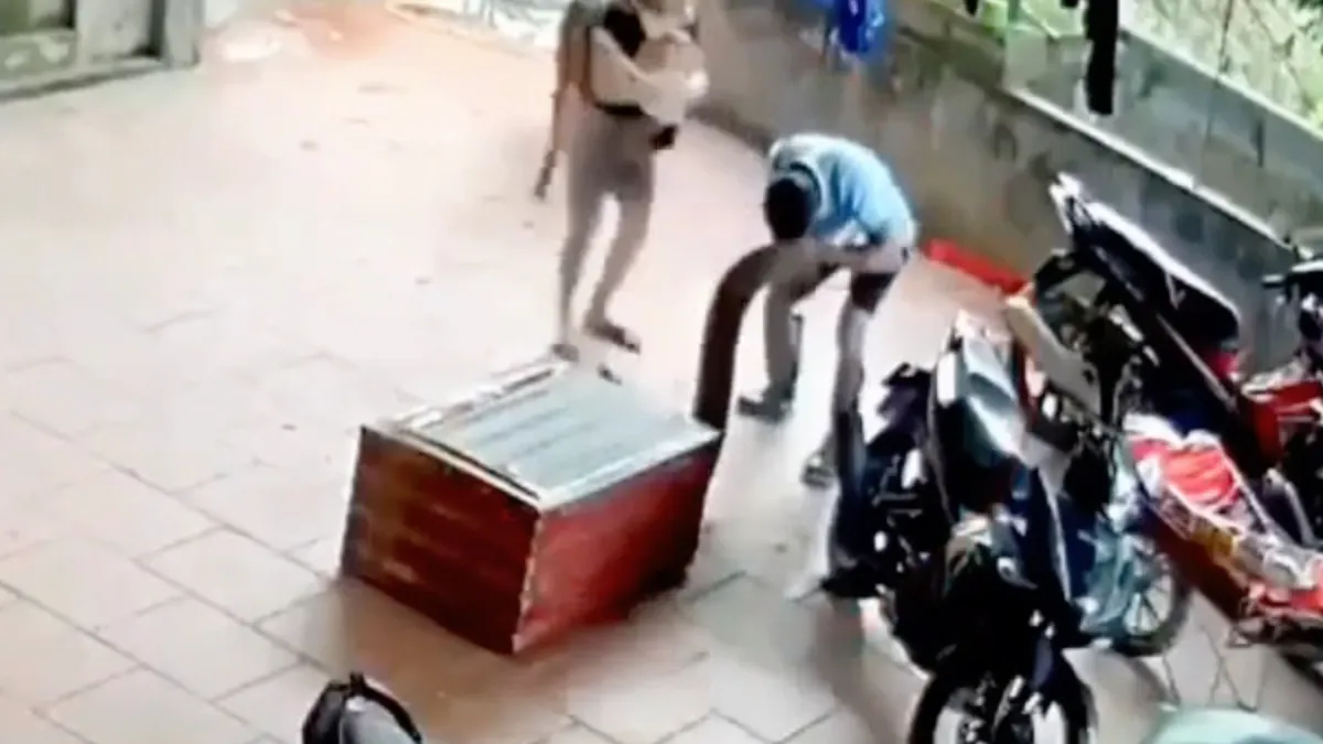 Voor je leven vechten na in je gezicht gebeten te zijn door een python