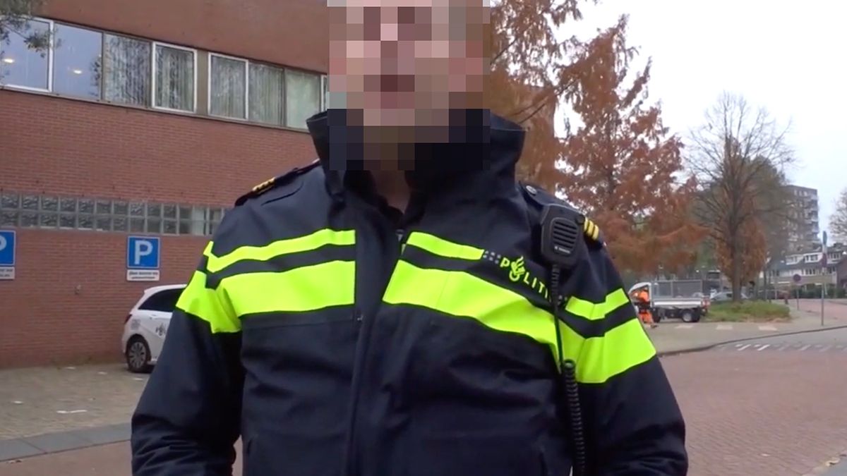 Bloedzuigende vlogger filmt politiebureau en heeft beet dat politie naar zijn ID vraagt