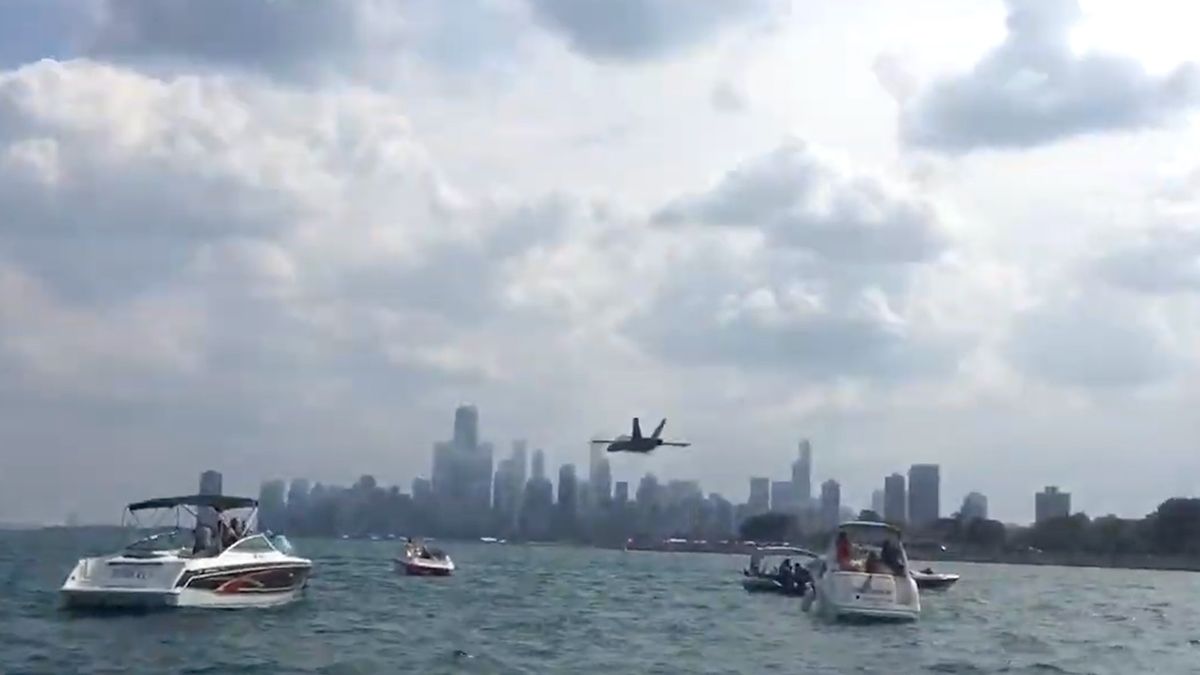Blue Angels straaljager scheert over bootjes heen en doet een 'sneak pass'