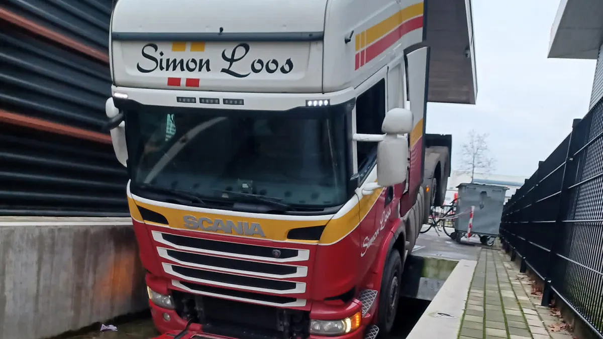 Chauffeur maakt klein foutje en parkeert vrachtwagen dan iets lager
