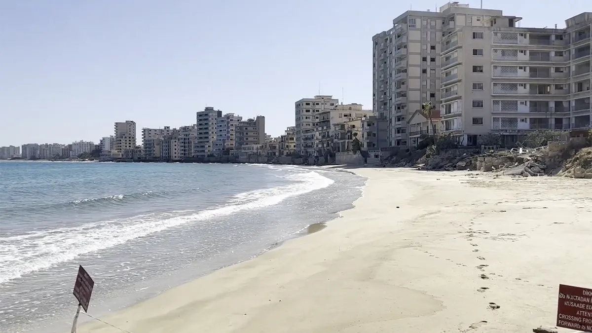 Een kijkje in de verboden spookstad Varosha, dat sinds kort te bezoeken is