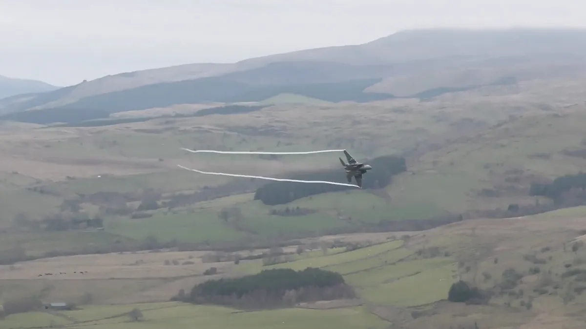 F-15 Eagles zoeven voorbij op 152 meter hoogte en 926 kilometer per uur