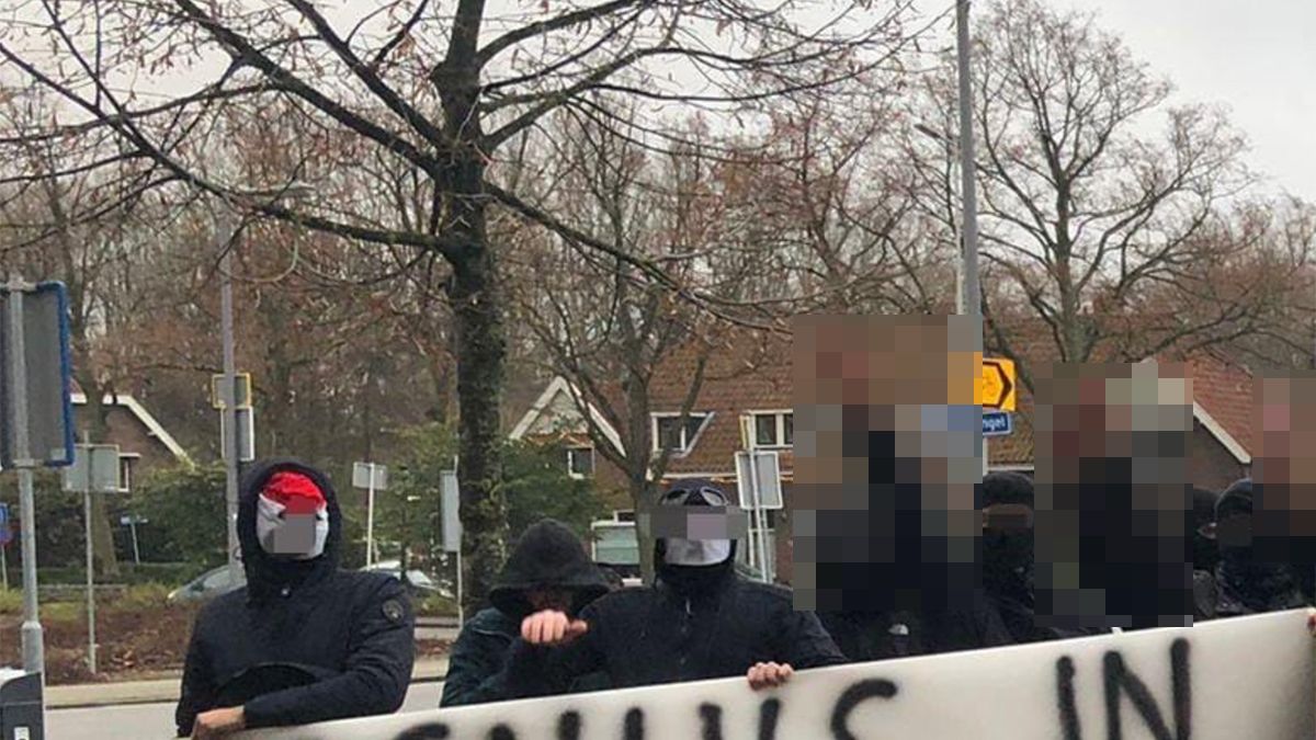 Feyenoord "supporters" tonen weer misselijkmakend spandoek aan adres Berghuis