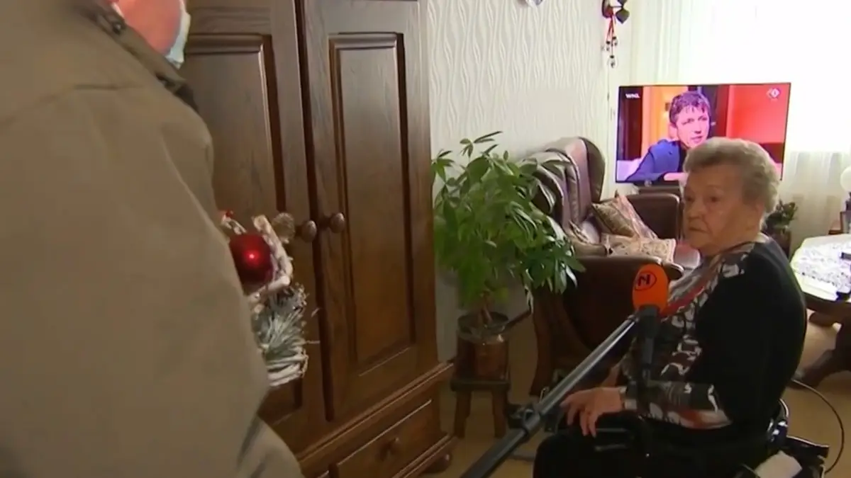 Kerststukken weggeven aan gewone mensen: "Geef me je sieraden oude tang"